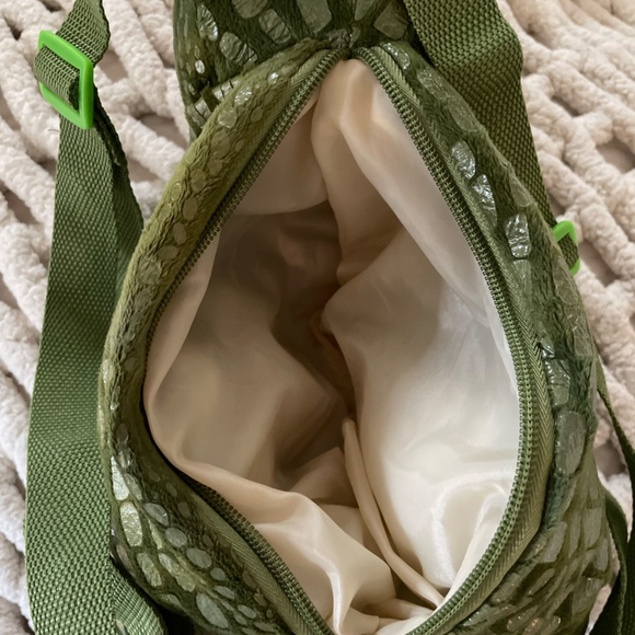 T-REX KIDS PLUSH BACKPACK - Picture 10 of 14